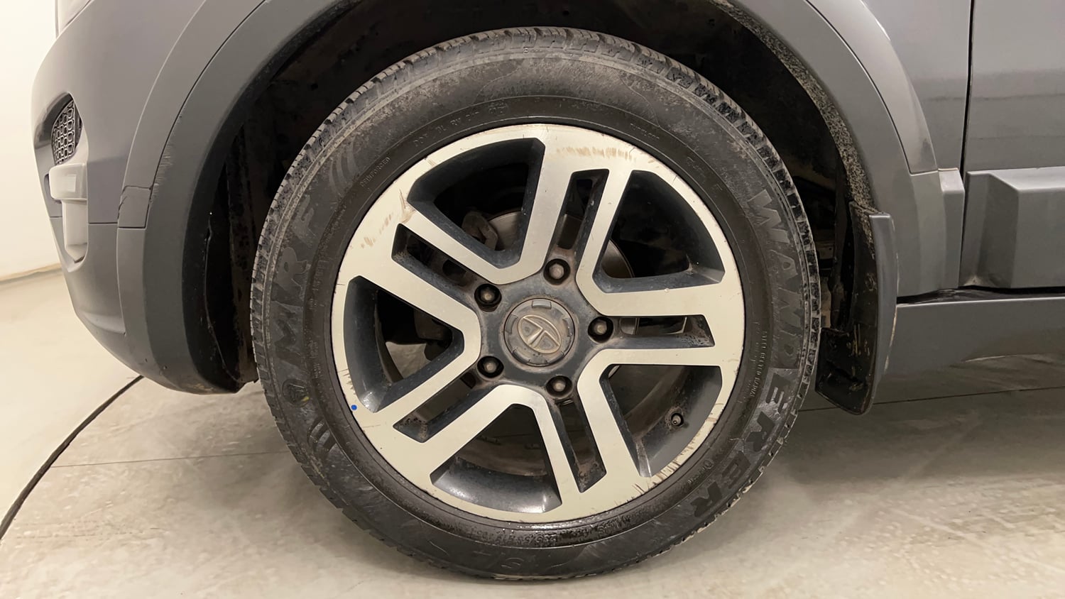 Used 2017 Tata Hexa XTA 4x2 7 STR Diesel Automatic tyres LEFT FRONT TYRE RIM VIEW