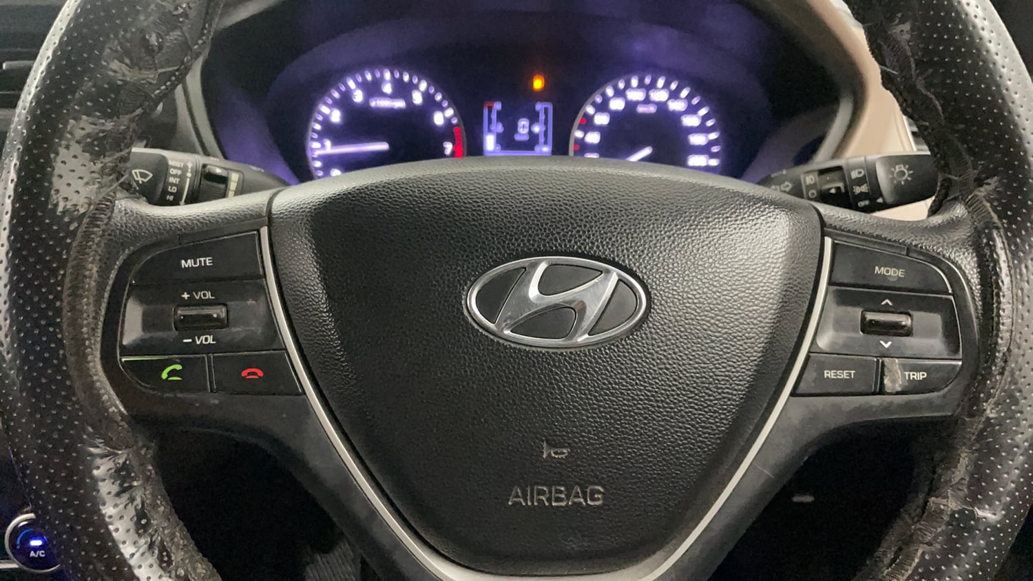 Used 2015 Hyundai Elite i20 Sportz 1.2 Petrol Manual top_features Steering mounted controls