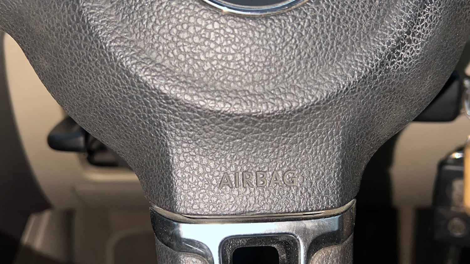 Used 2013 Volkswagen Vento Highline Petrol AT Petrol Automatic top_features Airbags