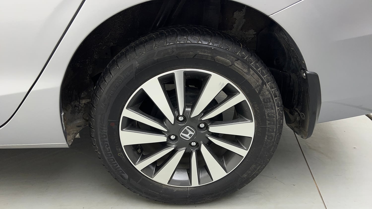 Used 2023 Honda City V Petrol CVT Petrol Automatic tyres LEFT REAR TYRE RIM VIEW