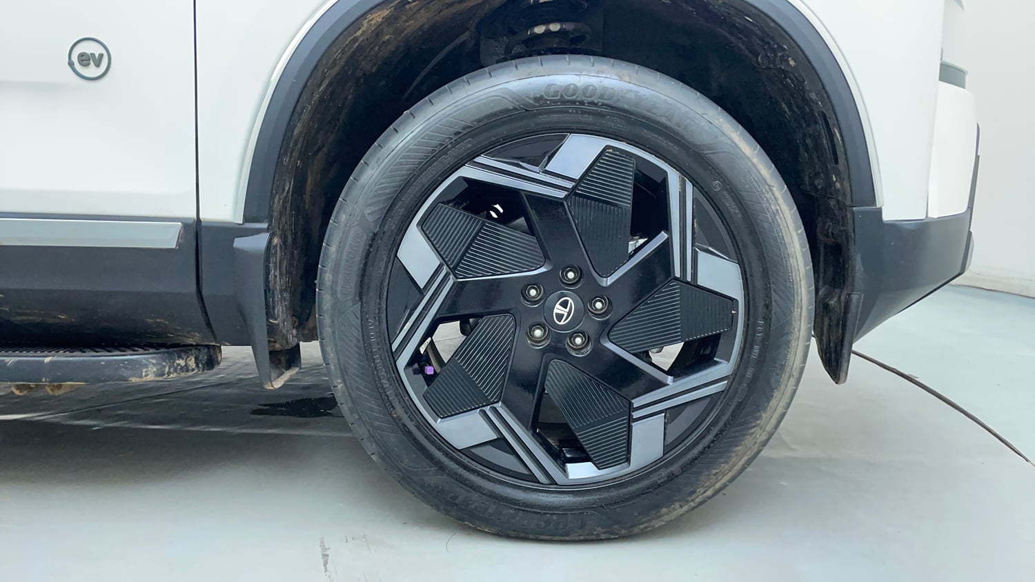 Used 2026 Tata Harrier EV Fearless + 75 Electric Automatic tyres RIGHT FRONT TYRE RIM VIEW