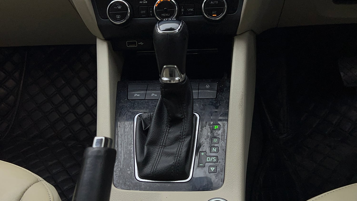 Used 2018 Skoda Octavia 1.8 TSI L&K Petrol Automatic interior GEAR  KNOB VIEW