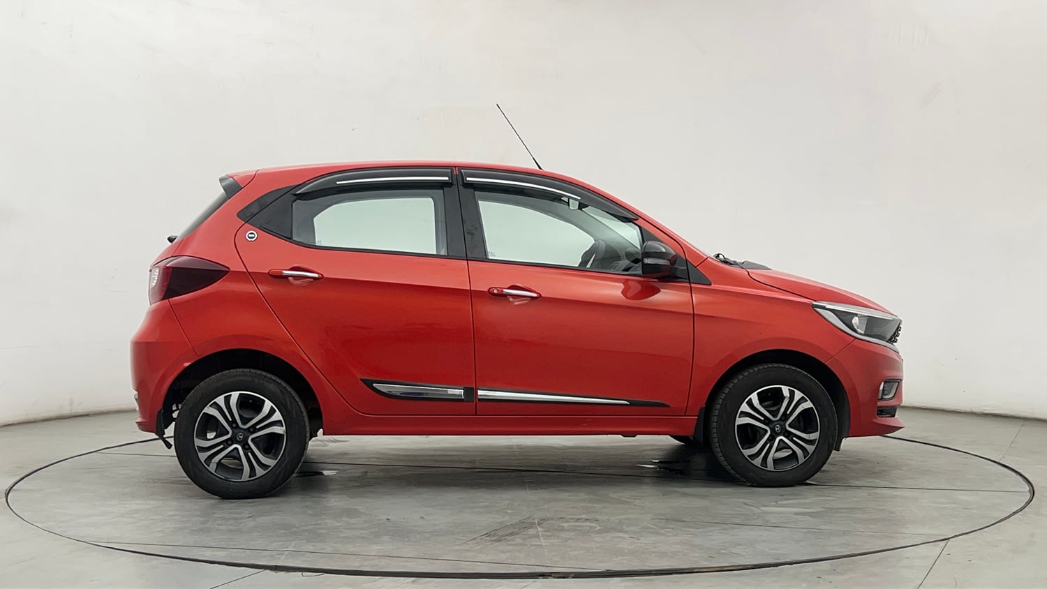 Used 2024 Tata Tiago XZA Plus iCNG Cng Automatic exterior RIGHT SIDE VIEW