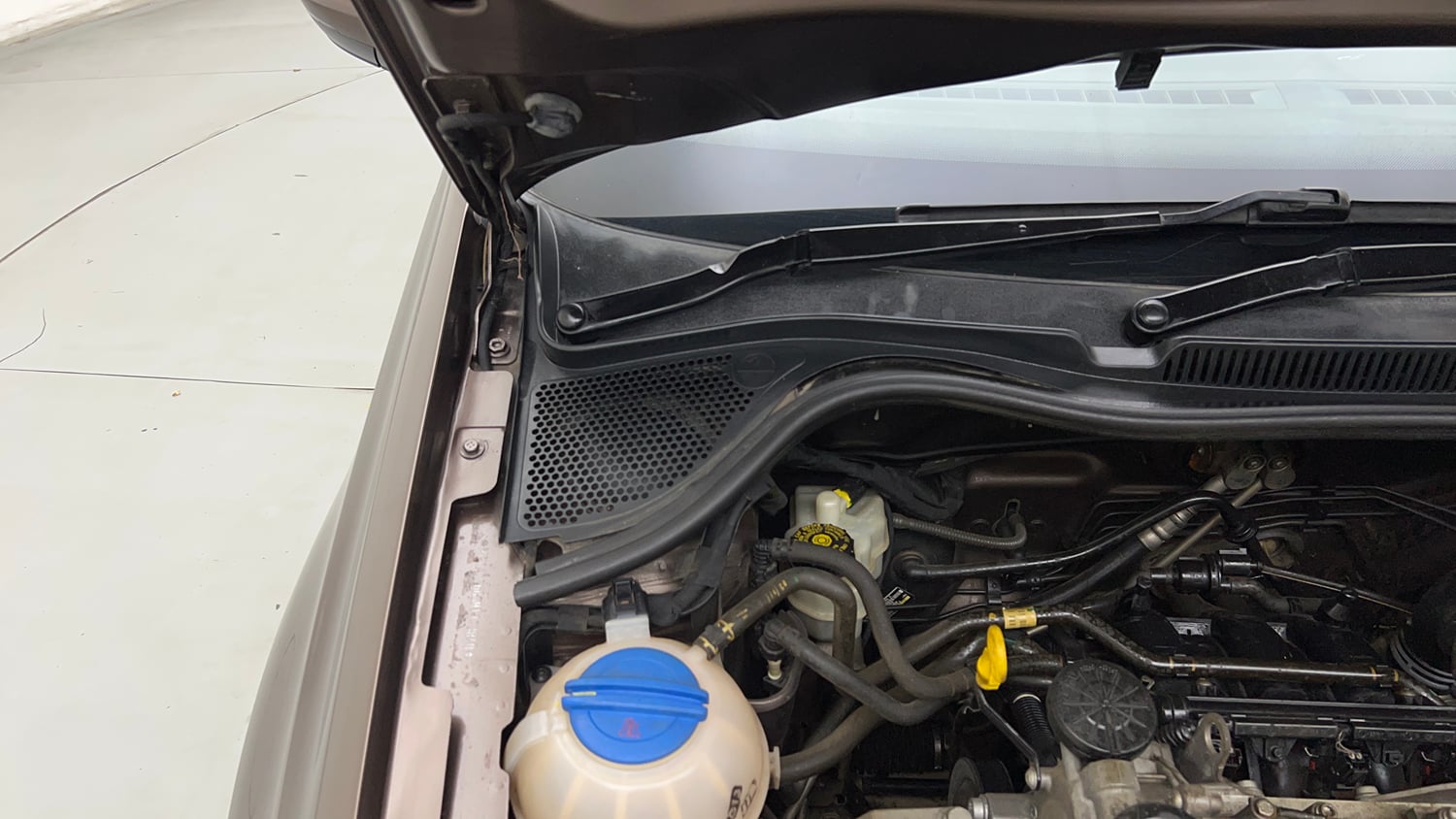 Used 2017 Volkswagen Ameo Highline1.2L (P) Petrol Manual engine ENGINE RIGHT SIDE HINGE & APRON VIEW