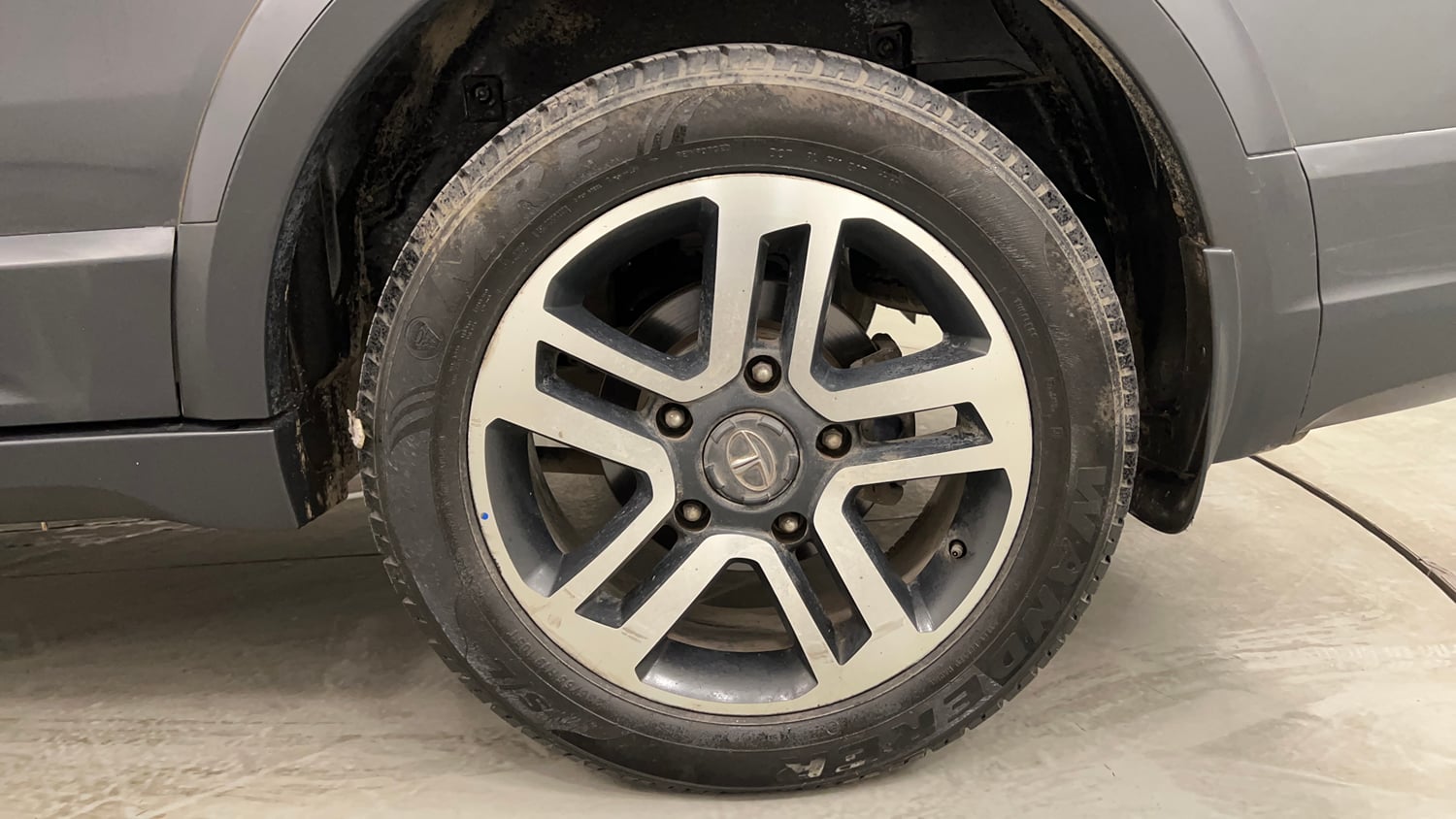 Used 2017 Tata Hexa XTA 4x2 7 STR Diesel Automatic tyres LEFT REAR TYRE RIM VIEW