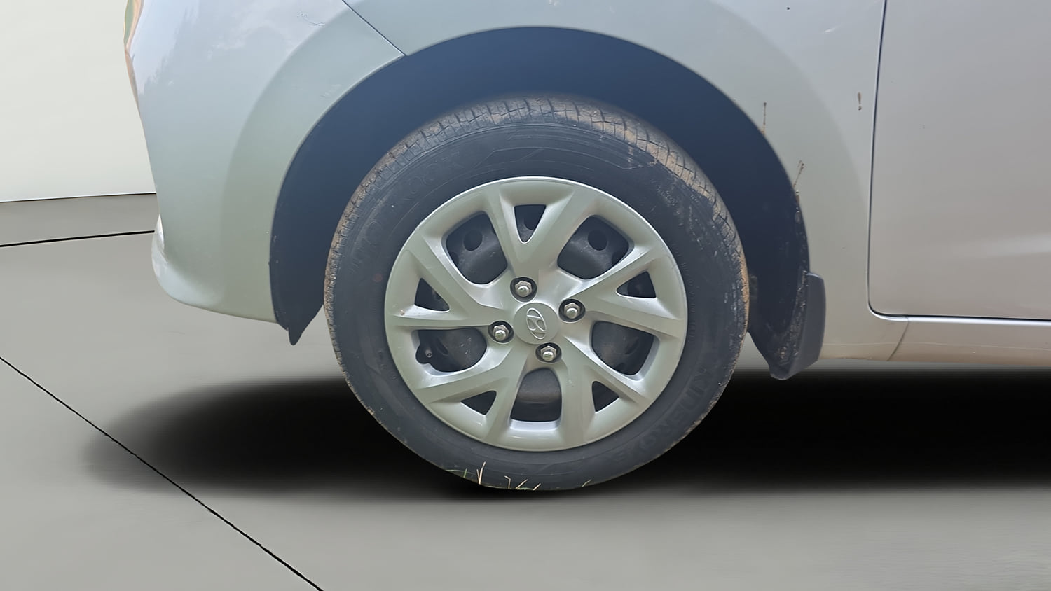 Used 2018 Hyundai Grand i10 Magna 1.2 Kappa VTVT Petrol Manual tyres LEFT FRONT TYRE RIM VIEW