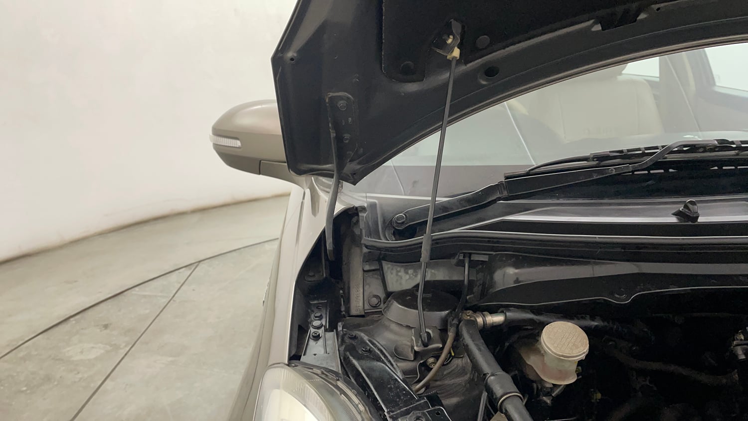 Used 2016 Maruti Suzuki Swift Dzire VXI Petrol Manual engine ENGINE RIGHT SIDE HINGE & APRON VIEW
