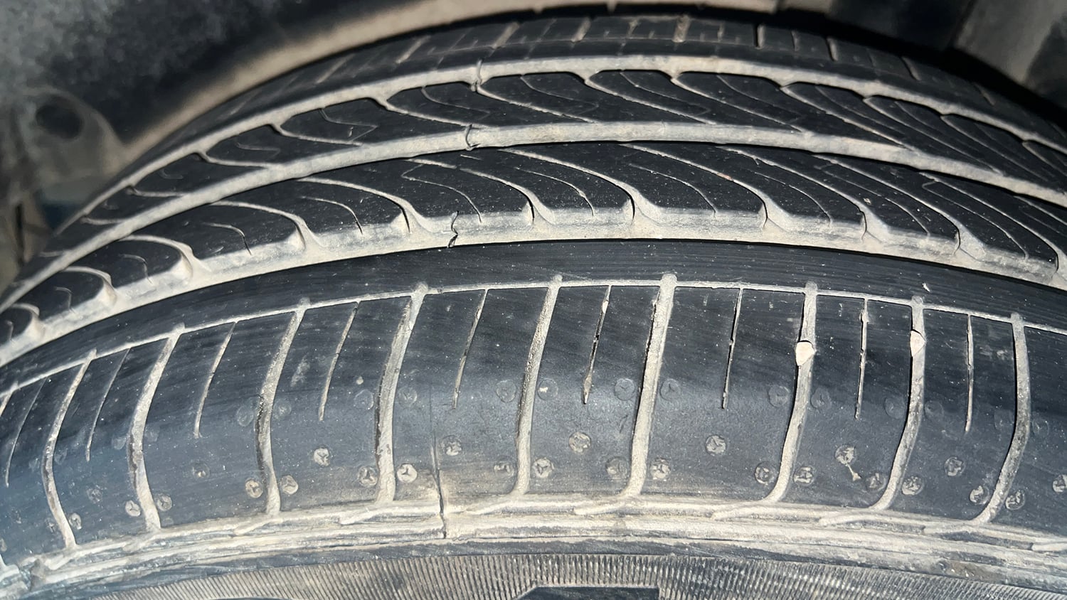 Used 2016 Maruti Suzuki Swift ZXi Petrol Manual tyres LEFT REAR TYRE TREAD VIEW