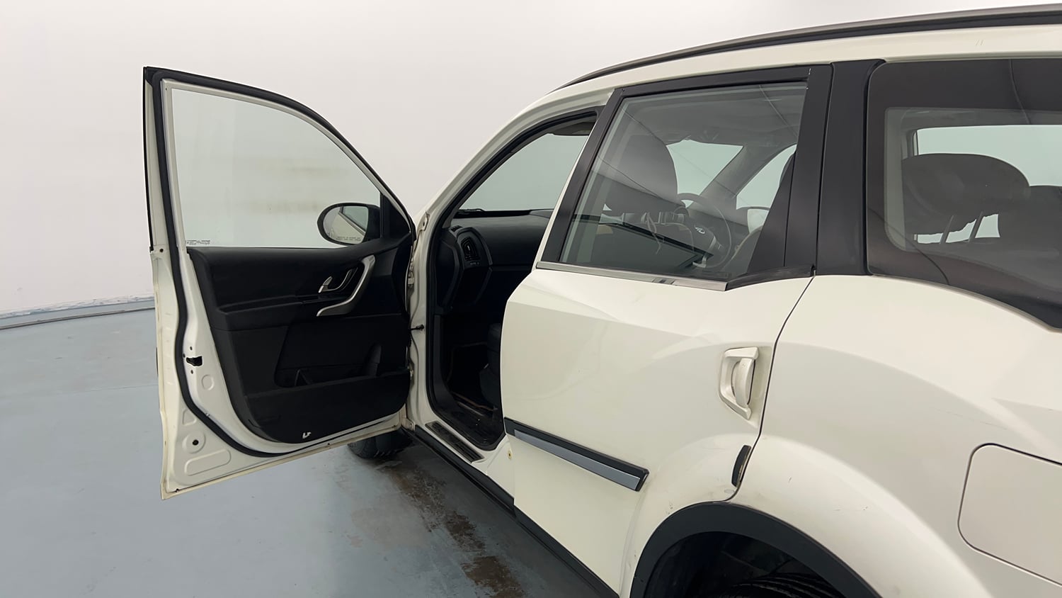 Used 2018 Mahindra XUV500 W9 Diesel Manual interior LEFT FRONT DOOR OPEN VIEW