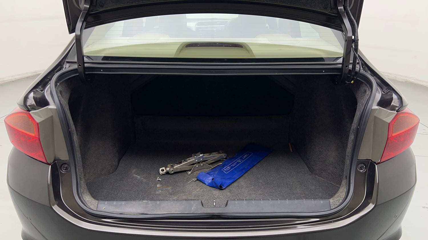 Used 2019 Honda City SV Petrol Petrol Manual interior DICKY INSIDE VIEW