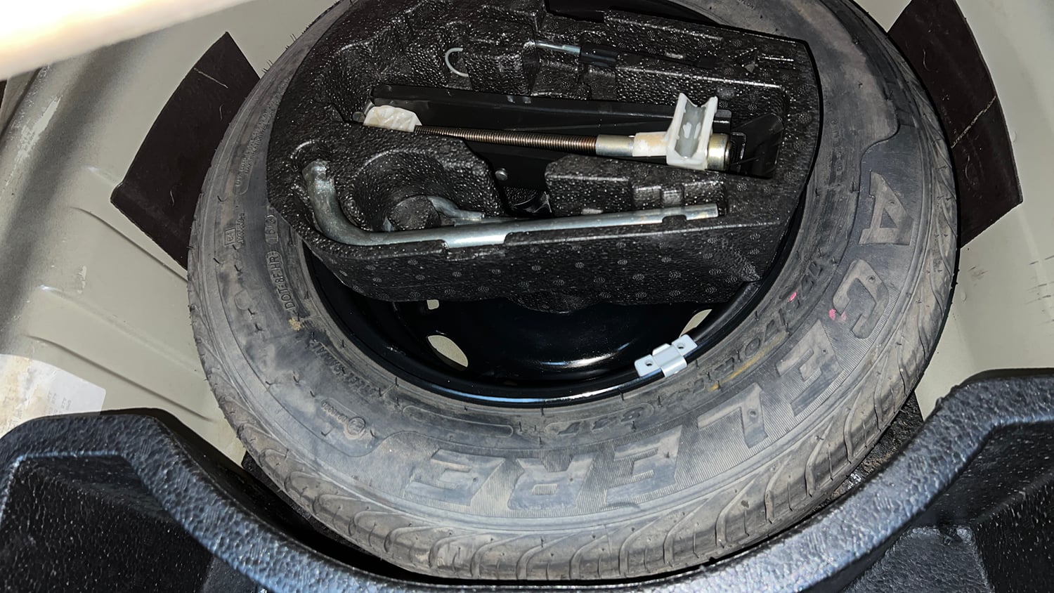 Used 2013 Volkswagen Vento Highline Petrol AT Petrol Automatic tyres SPARE TYRE VIEW