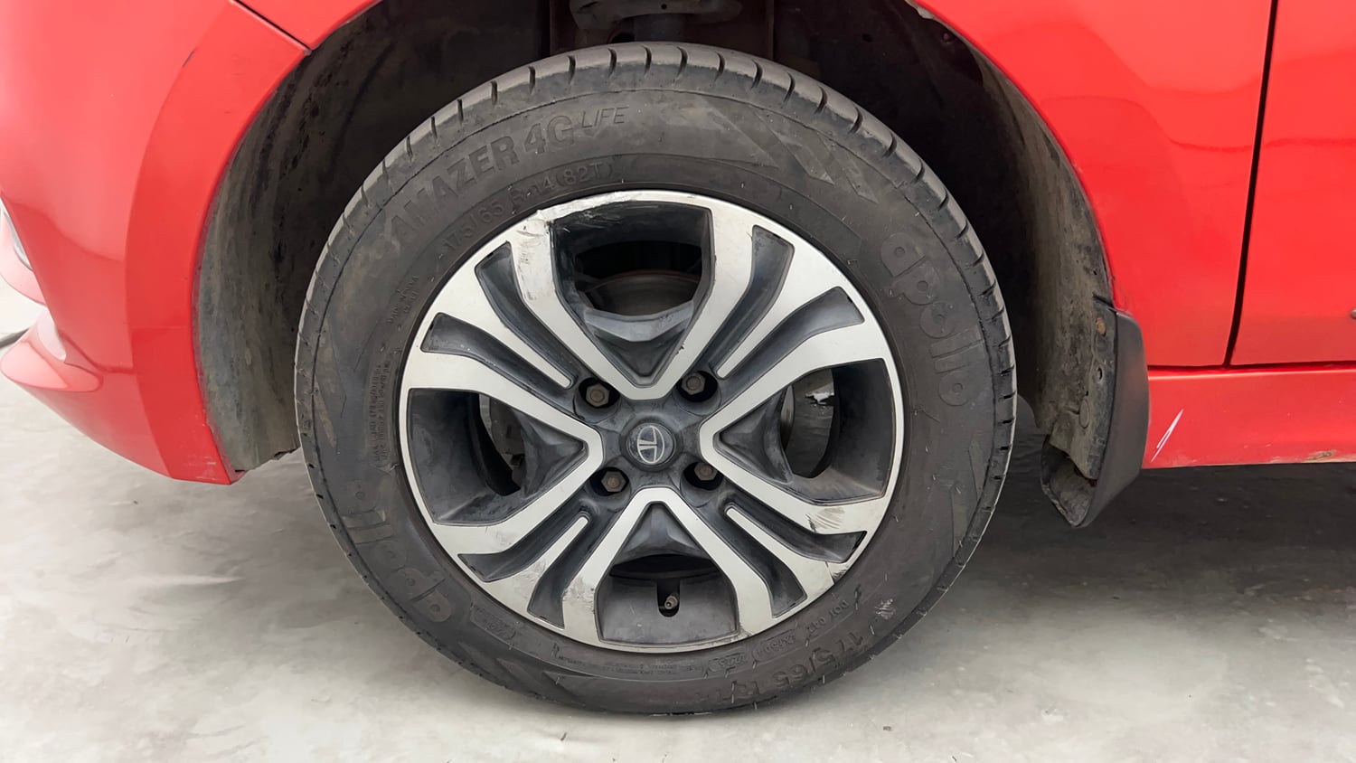 Used 2024 Tata Tiago XZA Plus iCNG Cng Automatic tyres LEFT FRONT TYRE RIM VIEW