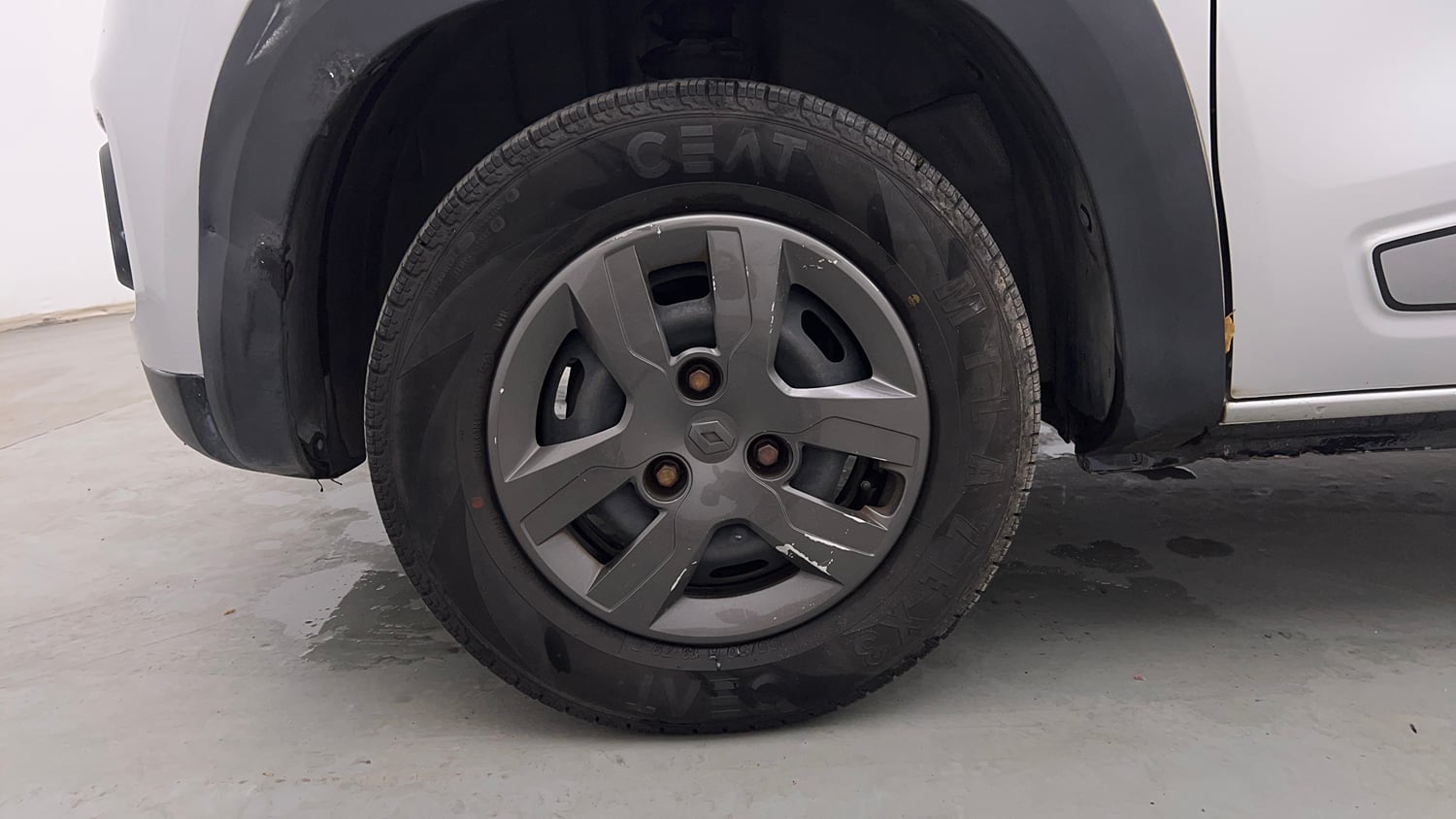Used 2018 Renault Kwid 1.0 RXT Petrol Manual tyres LEFT FRONT TYRE RIM VIEW