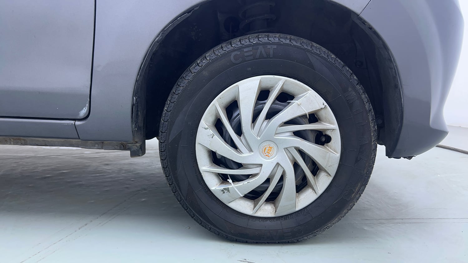 Used 2014 Maruti Suzuki Alto 800 Lxi Petrol Manual tyres RIGHT FRONT TYRE RIM VIEW