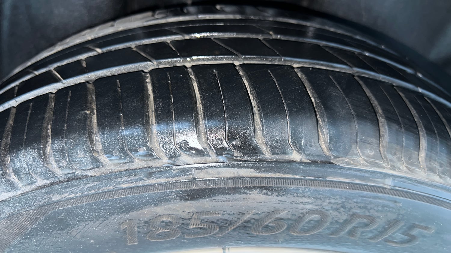 Used 2013 Volkswagen Vento Highline Petrol AT Petrol Automatic tyres RIGHT REAR TYRE TREAD VIEW