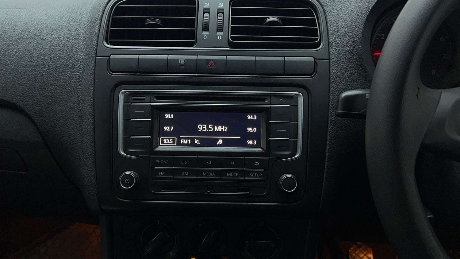 Used 2021 Volkswagen Polo Comfortline 1.0L MPI Petrol Manual top_features Integrated (in-dash) music system