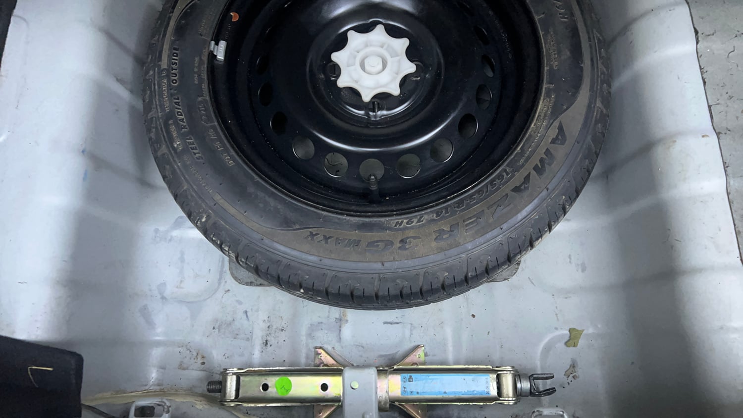 Used 2015 Hyundai Xcent SX 1.2 Petrol Manual tyres SPARE TYRE VIEW