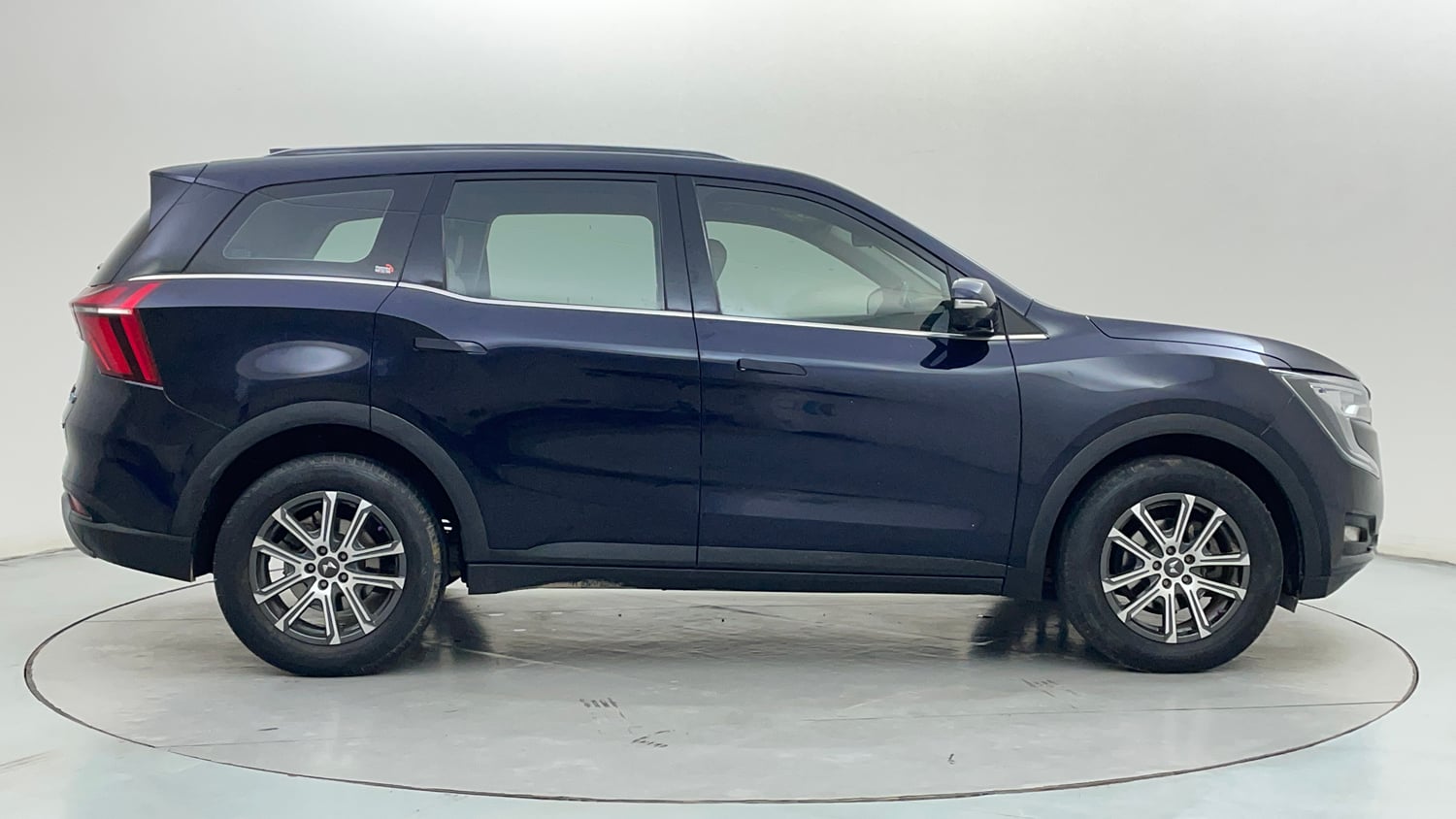 Used 2026 Mahindra XUV700 AX 7 Petrol AT Luxury Pack 7 STR Petrol Automatic exterior RIGHT SIDE VIEW