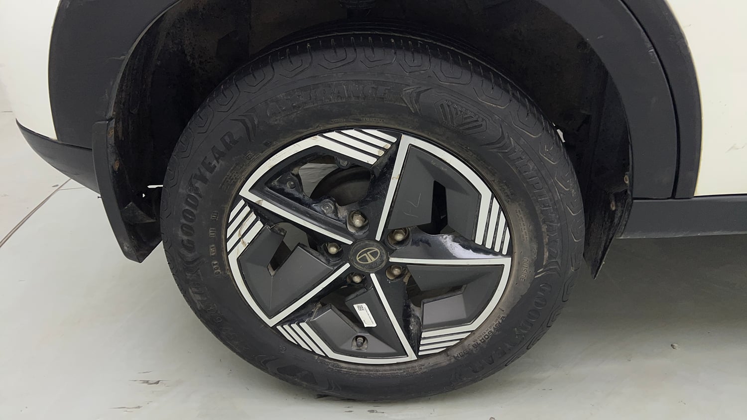Used 2024 Tata Nexon Creative 1.2 Revotron Petrol 6MT Petrol Manual tyres RIGHT REAR TYRE RIM VIEW