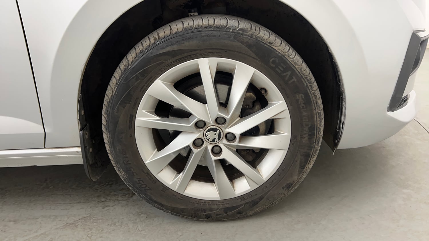 Used 2022 Skoda Slavia Ambition 1.0L TSI AT Petrol Automatic tyres RIGHT FRONT TYRE RIM VIEW