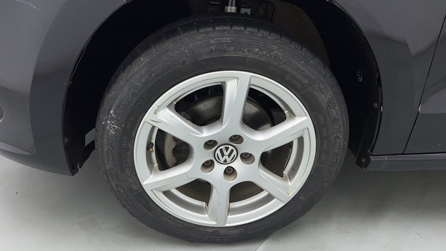 Used 2013 Volkswagen Vento Highline Petrol AT Petrol Automatic tyres LEFT FRONT TYRE RIM VIEW