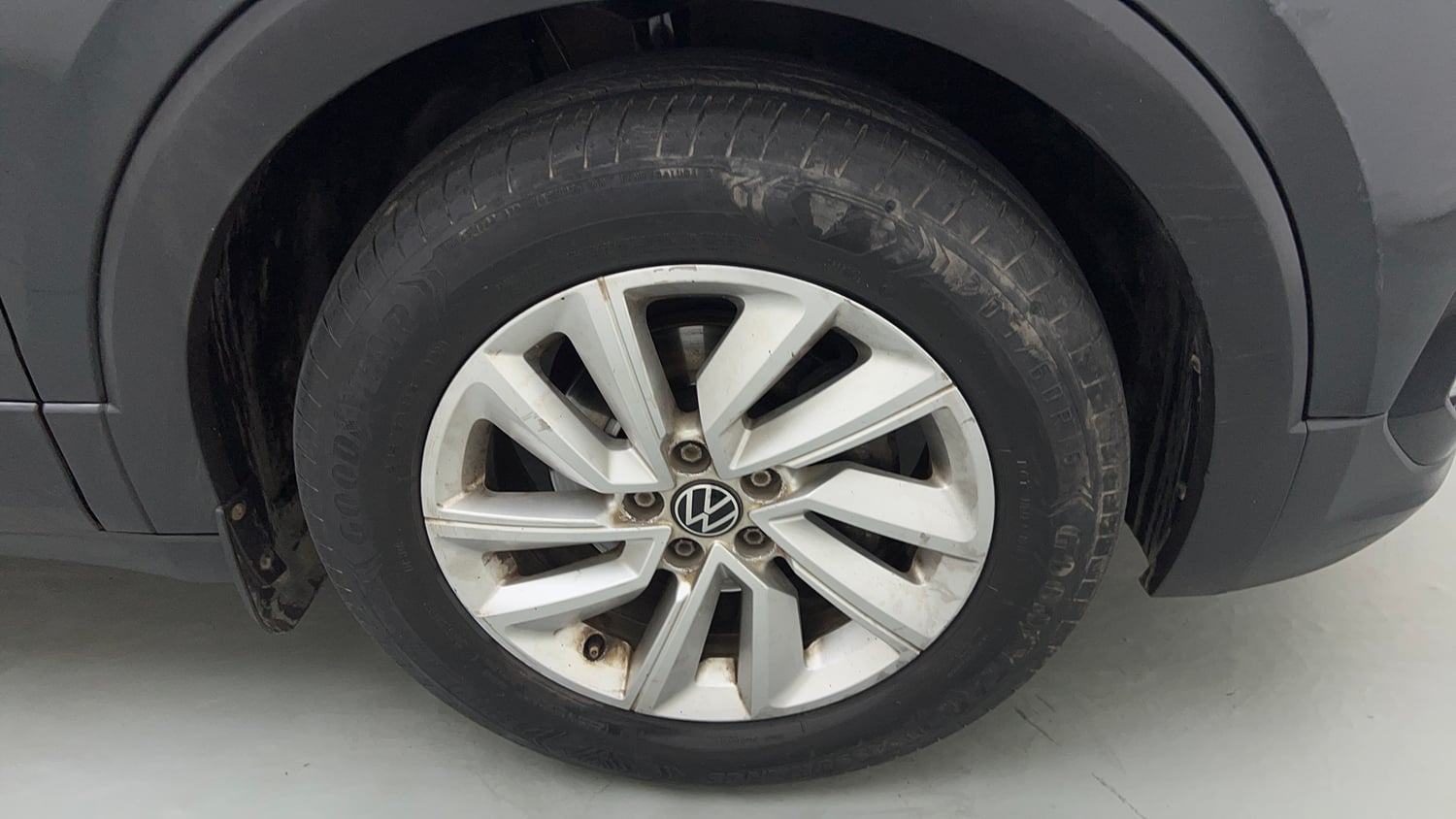Used 2023 Volkswagen Taigun Highline 1.0 TSI MT Petrol Manual tyres RIGHT FRONT TYRE RIM VIEW