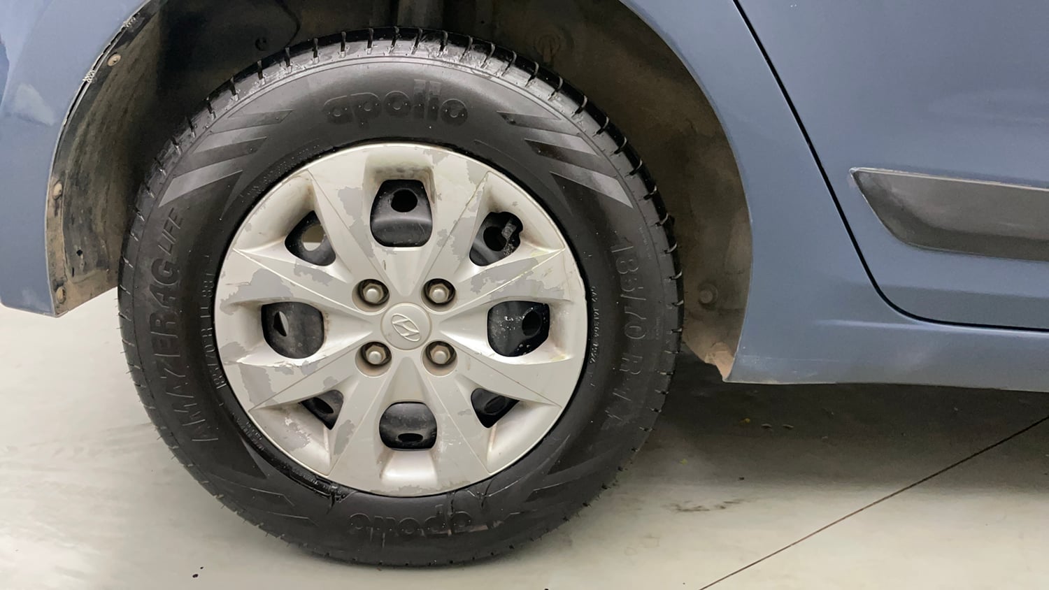Used 2015 Hyundai Elite i20 Sportz 1.2 Petrol Manual tyres RIGHT REAR TYRE RIM VIEW