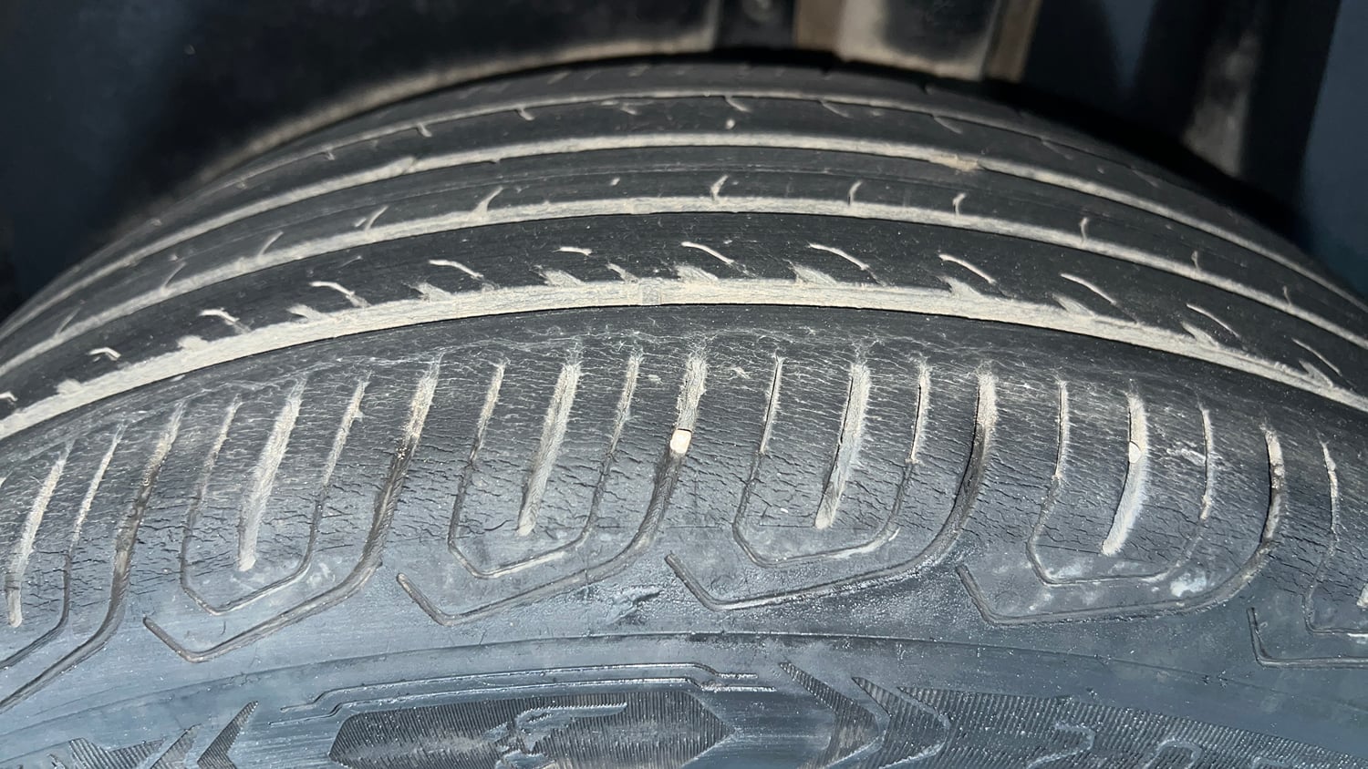 Used 2023 Volkswagen Taigun Highline 1.0 TSI MT Petrol Manual tyres LEFT REAR TYRE TREAD VIEW