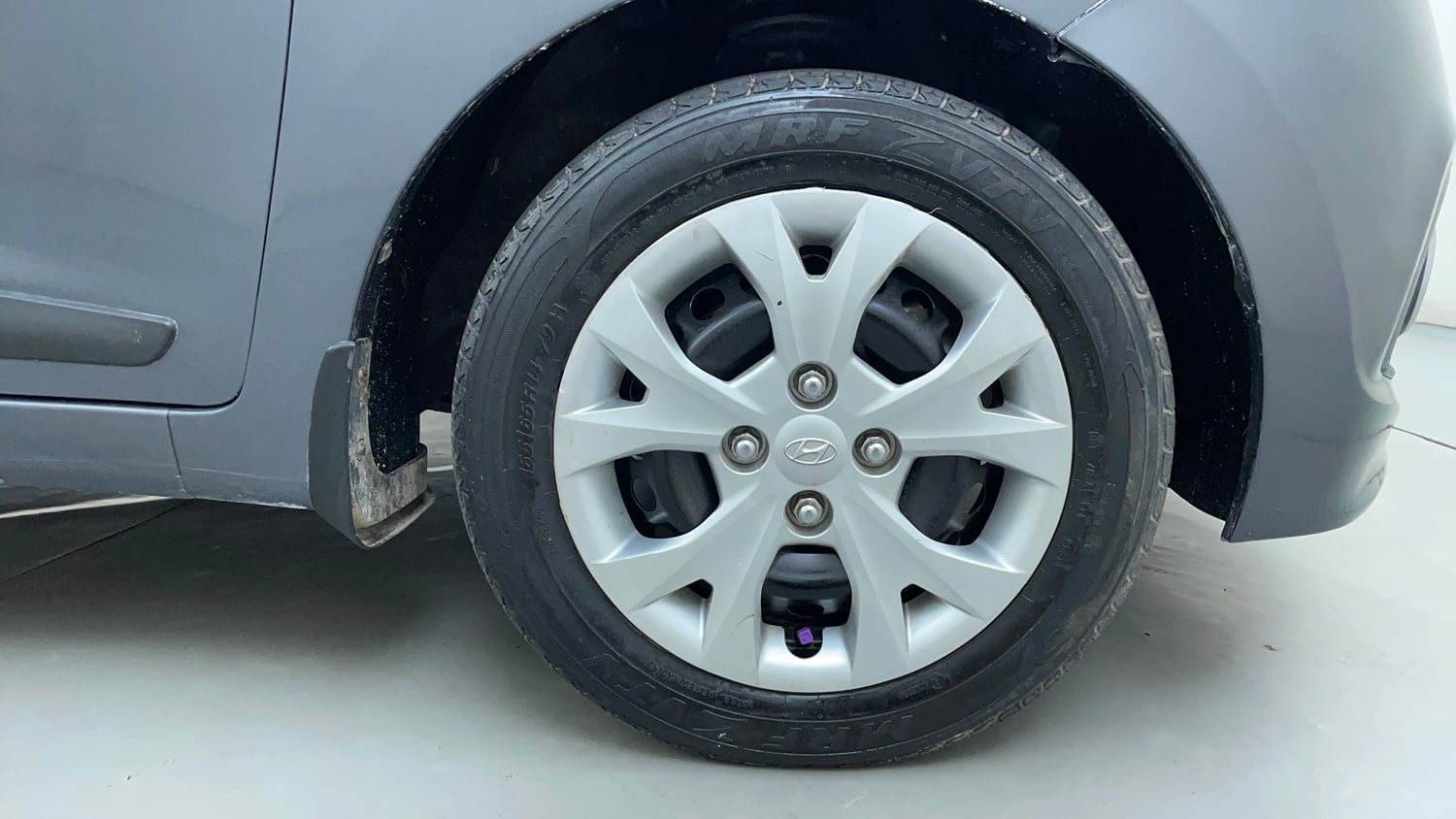 Used 2014 Hyundai Grand i10 Sportz 1.2 Kappa VTVT Petrol Manual tyres RIGHT FRONT TYRE RIM VIEW