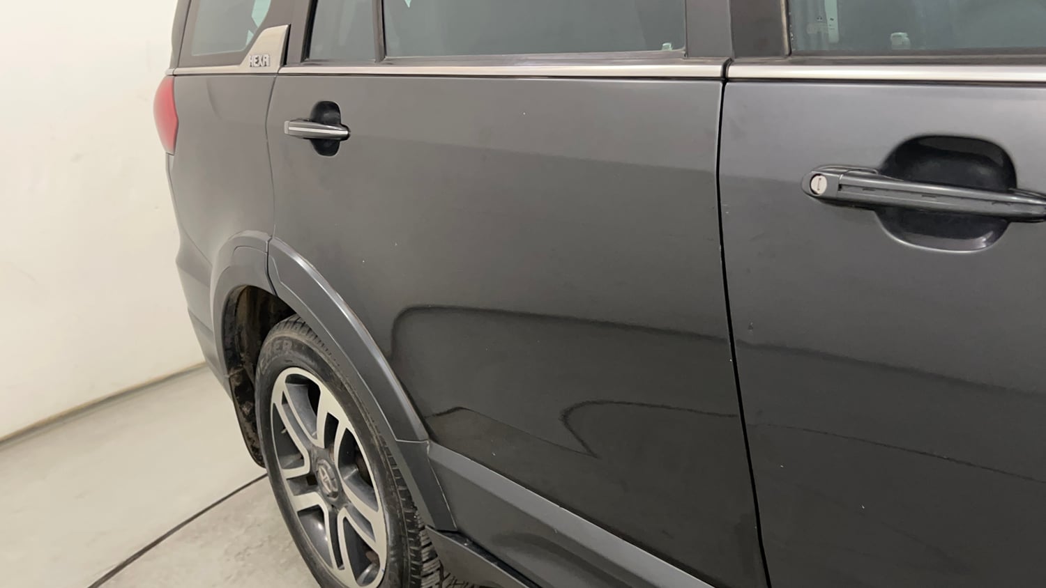 Used 2017 Tata Hexa XTA 4x2 7 STR Diesel Automatic dents MINOR SCRATCH