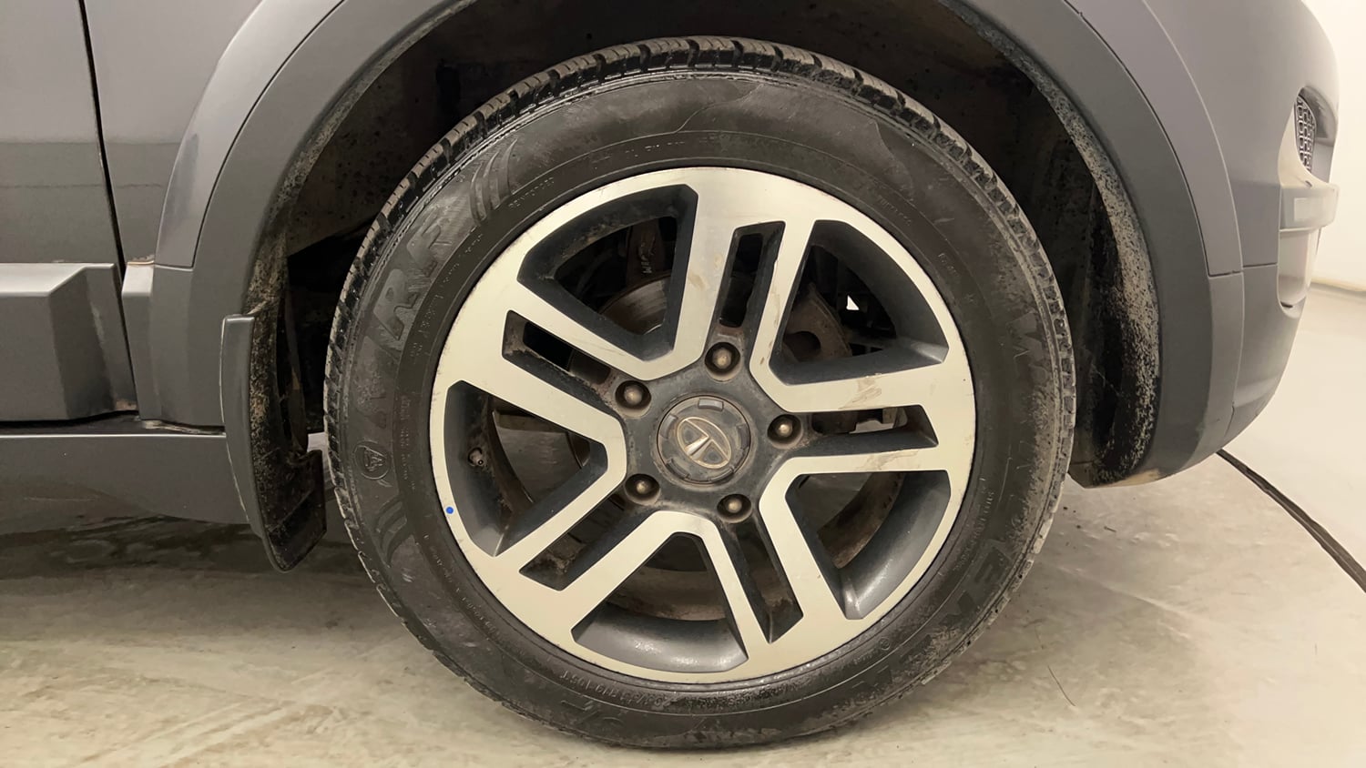 Used 2017 Tata Hexa XTA 4x2 7 STR Diesel Automatic tyres RIGHT FRONT TYRE RIM VIEW