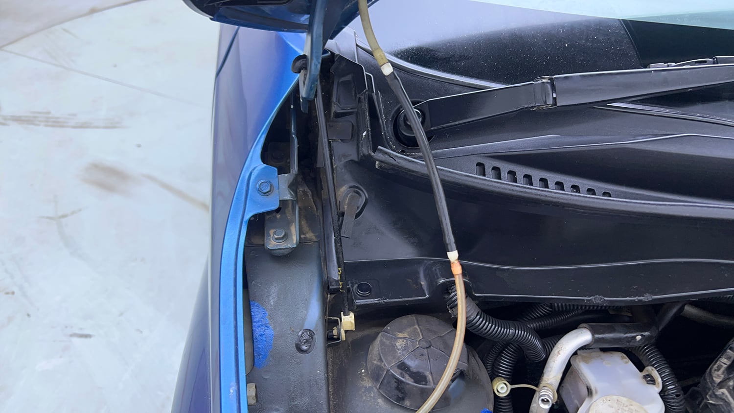 Used 2018 Maruti Suzuki Ignis Delta 1.2 MT Petrol Manual engine ENGINE RIGHT SIDE HINGE & APRON VIEW