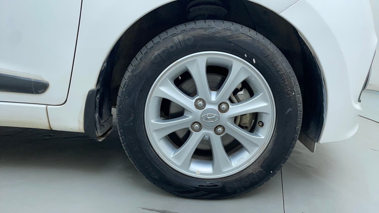Used 2014 Hyundai Grand i10 Asta AT 1.2 Kappa VTVT Petrol Automatic tyres RIGHT FRONT TYRE RIM VIEW