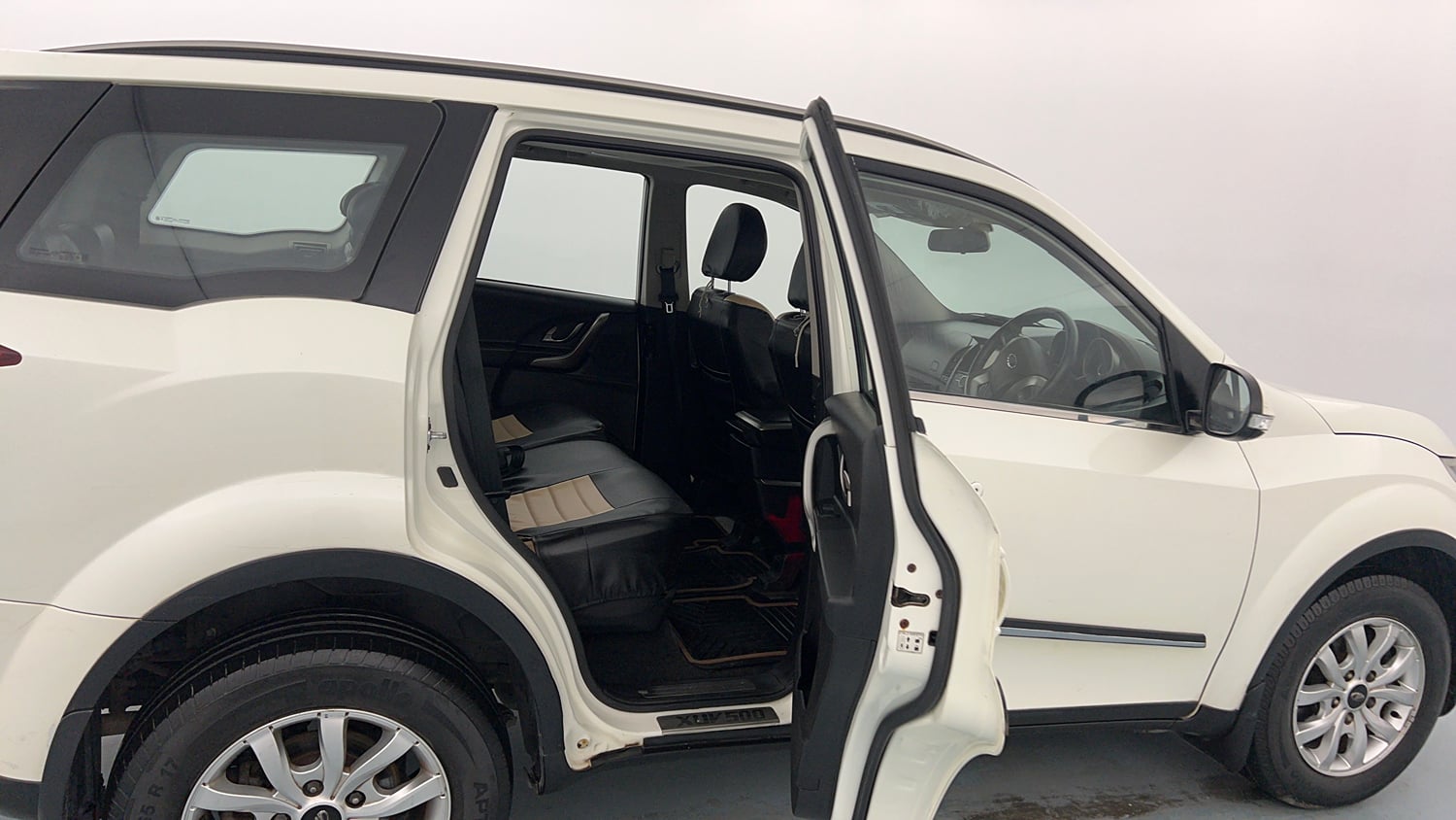 Used 2018 Mahindra XUV500 W9 Diesel Manual interior RIGHT SIDE REAR DOOR CABIN VIEW