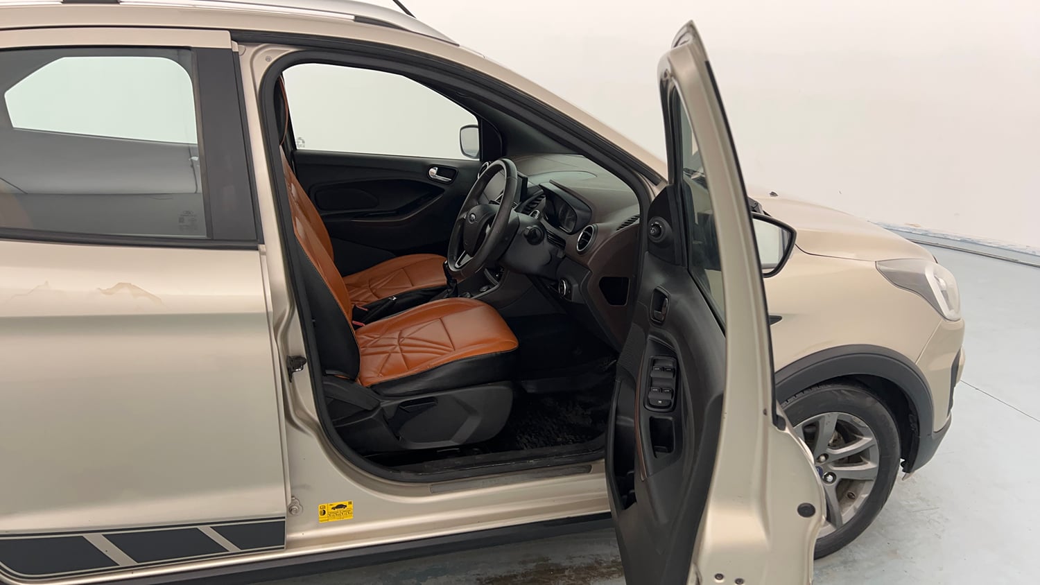 Used 2019 Ford Freestyle Titanium 1.2 Ti-VCT Petrol Manual interior RIGHT SIDE FRONT DOOR CABIN VIEW