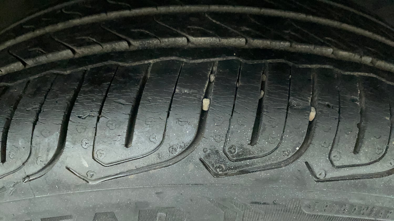 Used 2022 Tata Altroz XZA Petrol Petrol Automatic tyres RIGHT FRONT TYRE TREAD VIEW