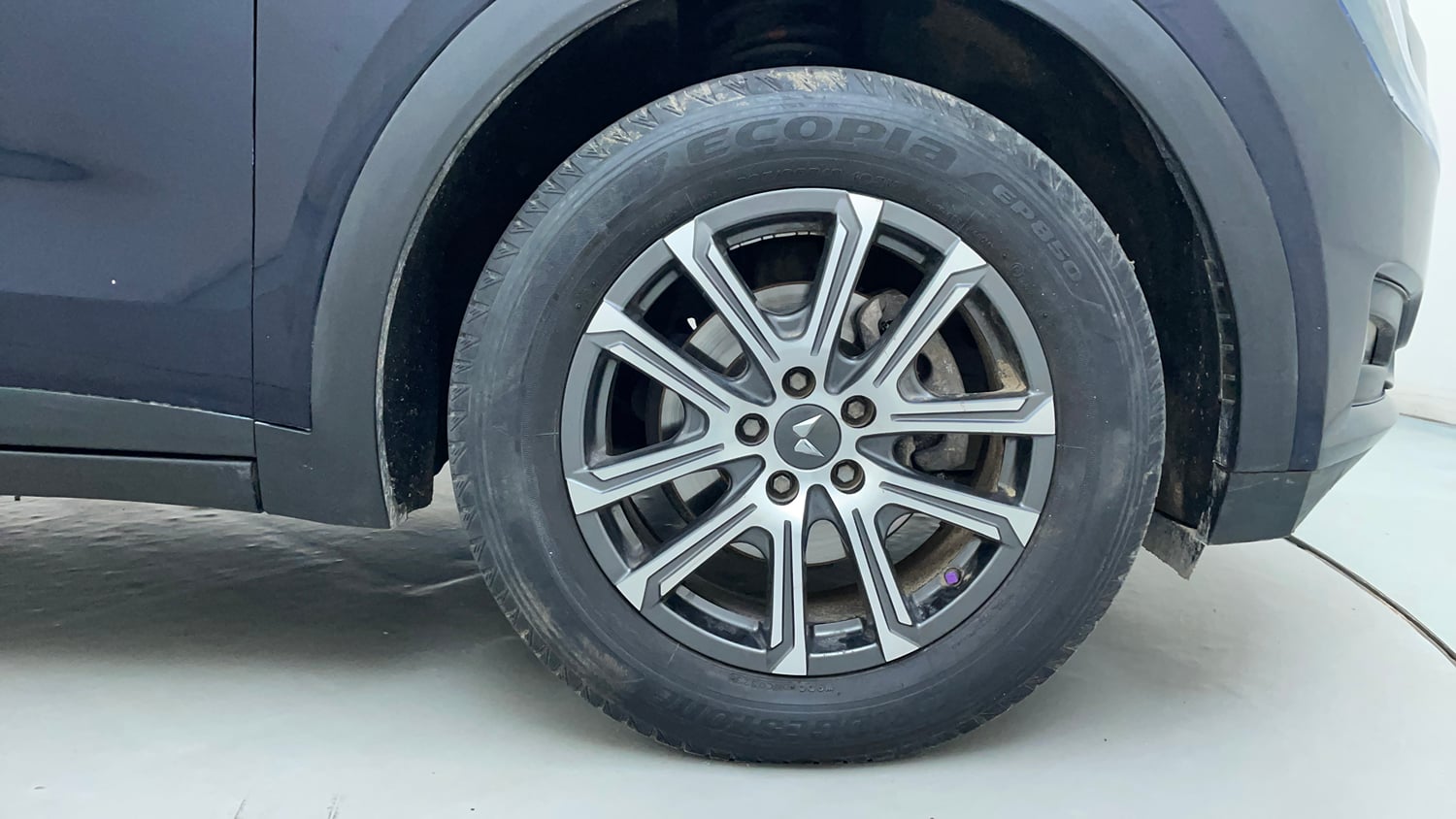 Used 2026 Mahindra XUV700 AX 7 Petrol AT Luxury Pack 7 STR Petrol Automatic tyres RIGHT FRONT TYRE RIM VIEW