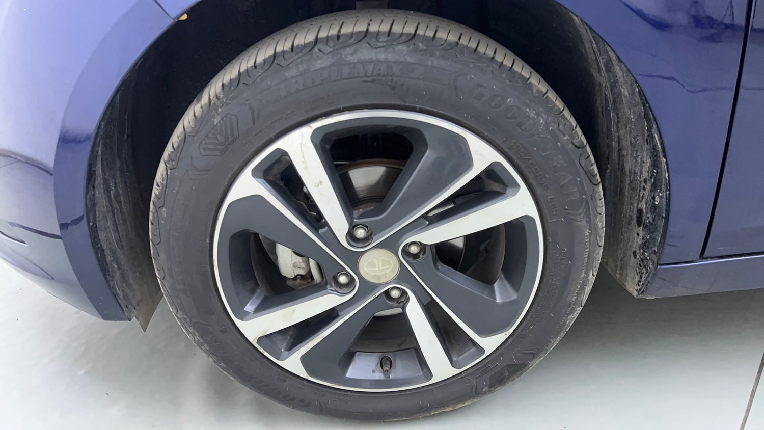 Used 2023 Tata Altroz XZA Plus (S) Petrol Automatic tyres LEFT FRONT TYRE RIM VIEW