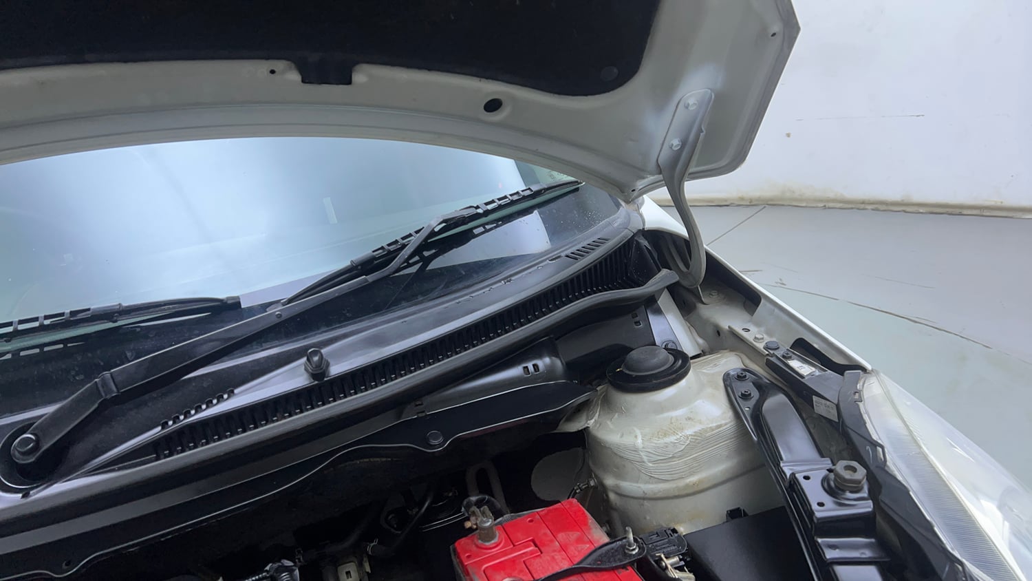 Used 2013 Maruti Suzuki Swift VXi Petrol Manual engine ENGINE LEFT SIDE HINGE & APRON VIEW