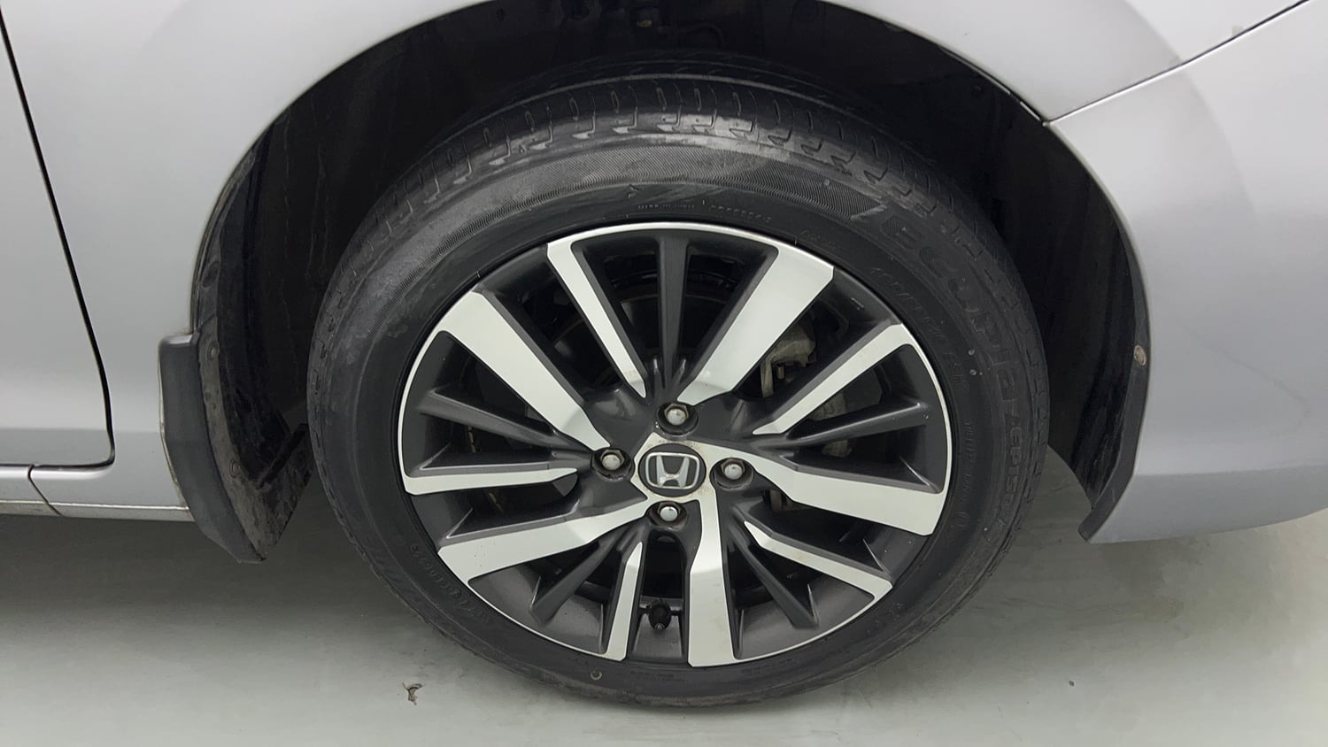Used 2022 Honda City ZX Petrol Petrol Manual tyres RIGHT FRONT TYRE RIM VIEW
