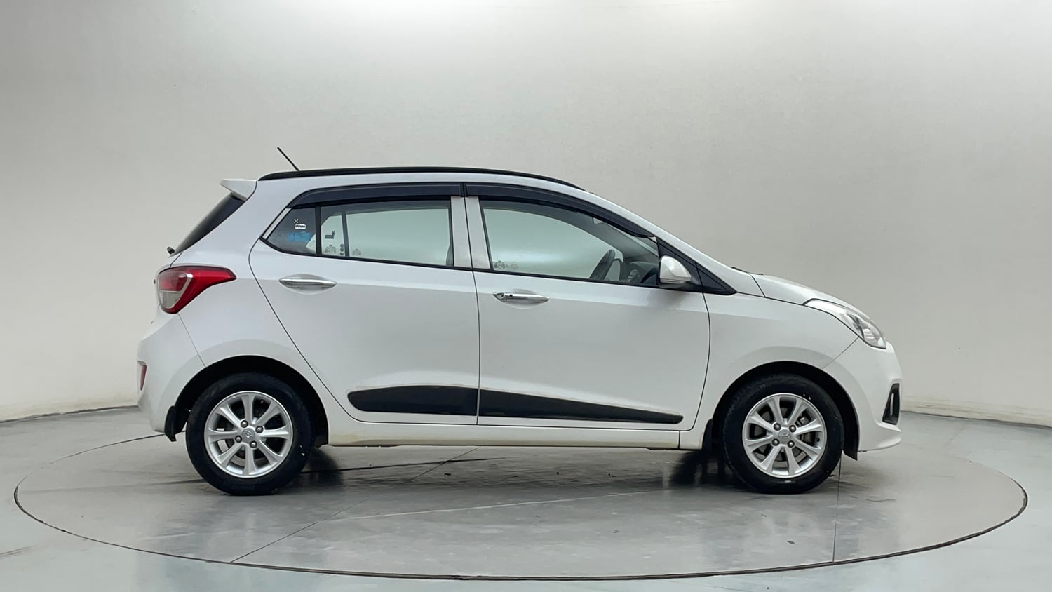 Used 2014 Hyundai Grand i10 Asta AT 1.2 Kappa VTVT Petrol Automatic exterior RIGHT SIDE VIEW