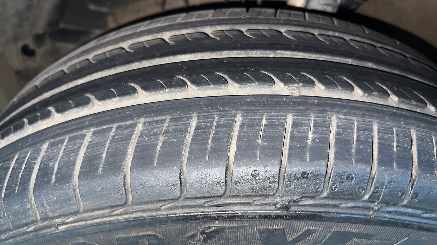 Used 2016 Maruti Suzuki Swift ZXi Petrol Manual tyres LEFT FRONT TYRE TREAD VIEW