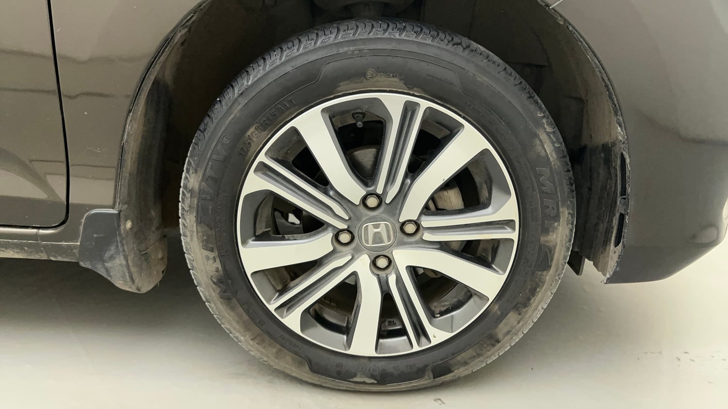 Used 2024 Honda Amaze VX 1.2 Petrol CVT Petrol Automatic tyres RIGHT FRONT TYRE RIM VIEW