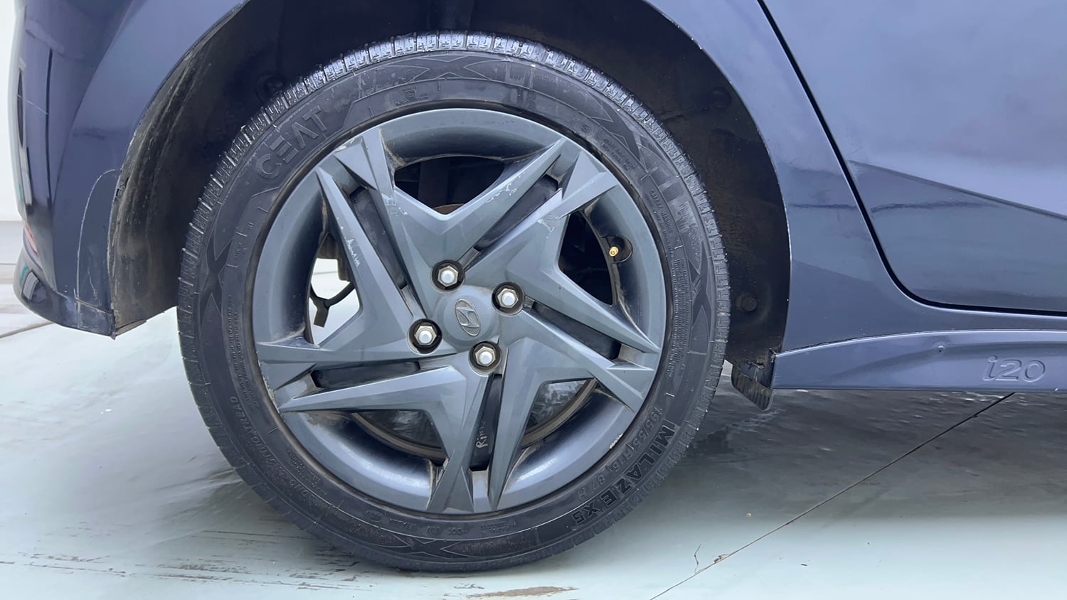 Used 2022 Hyundai i20 Sportz 1.2 MT Petrol Manual tyres RIGHT REAR TYRE RIM VIEW