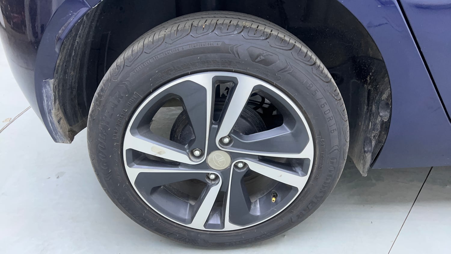 Used 2023 Tata Altroz XZA Plus (S) Petrol Automatic tyres RIGHT REAR TYRE RIM VIEW