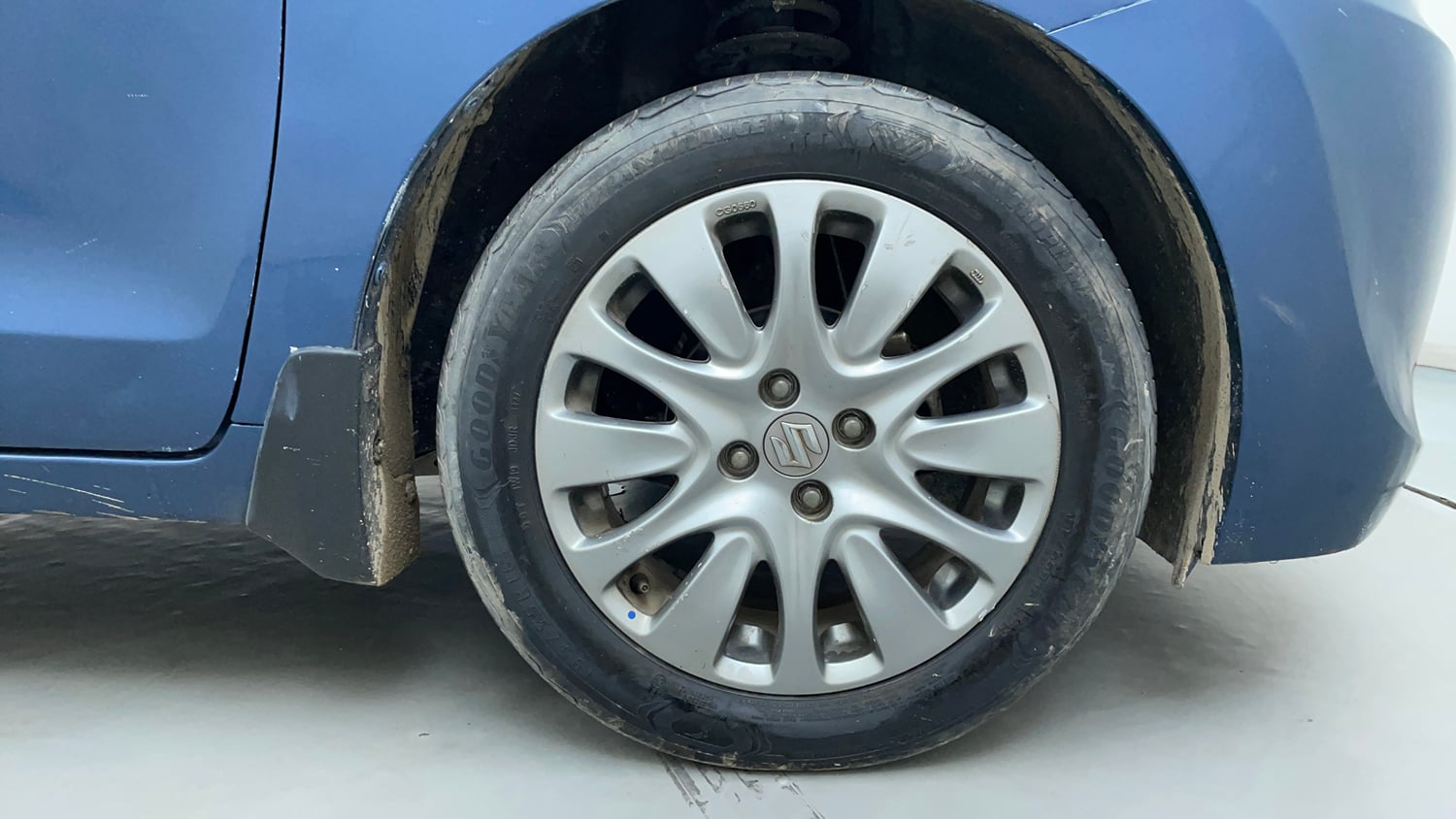 Used 2017 Maruti Suzuki Baleno Zeta 1.2 AT Petrol Automatic tyres RIGHT FRONT TYRE RIM VIEW