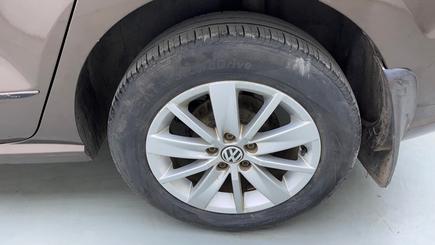Used 2016 Volkswagen Ameo Highline 1.5L AT Diesel Automatic tyres LEFT REAR TYRE RIM VIEW
