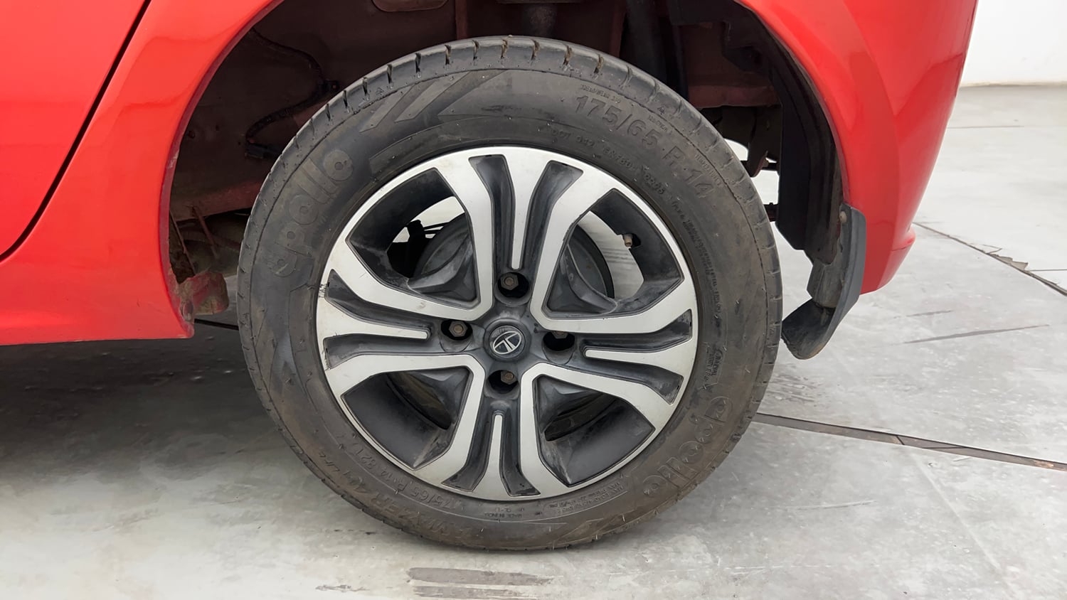 Used 2024 Tata Tiago XZA Plus iCNG Cng Automatic tyres LEFT REAR TYRE RIM VIEW