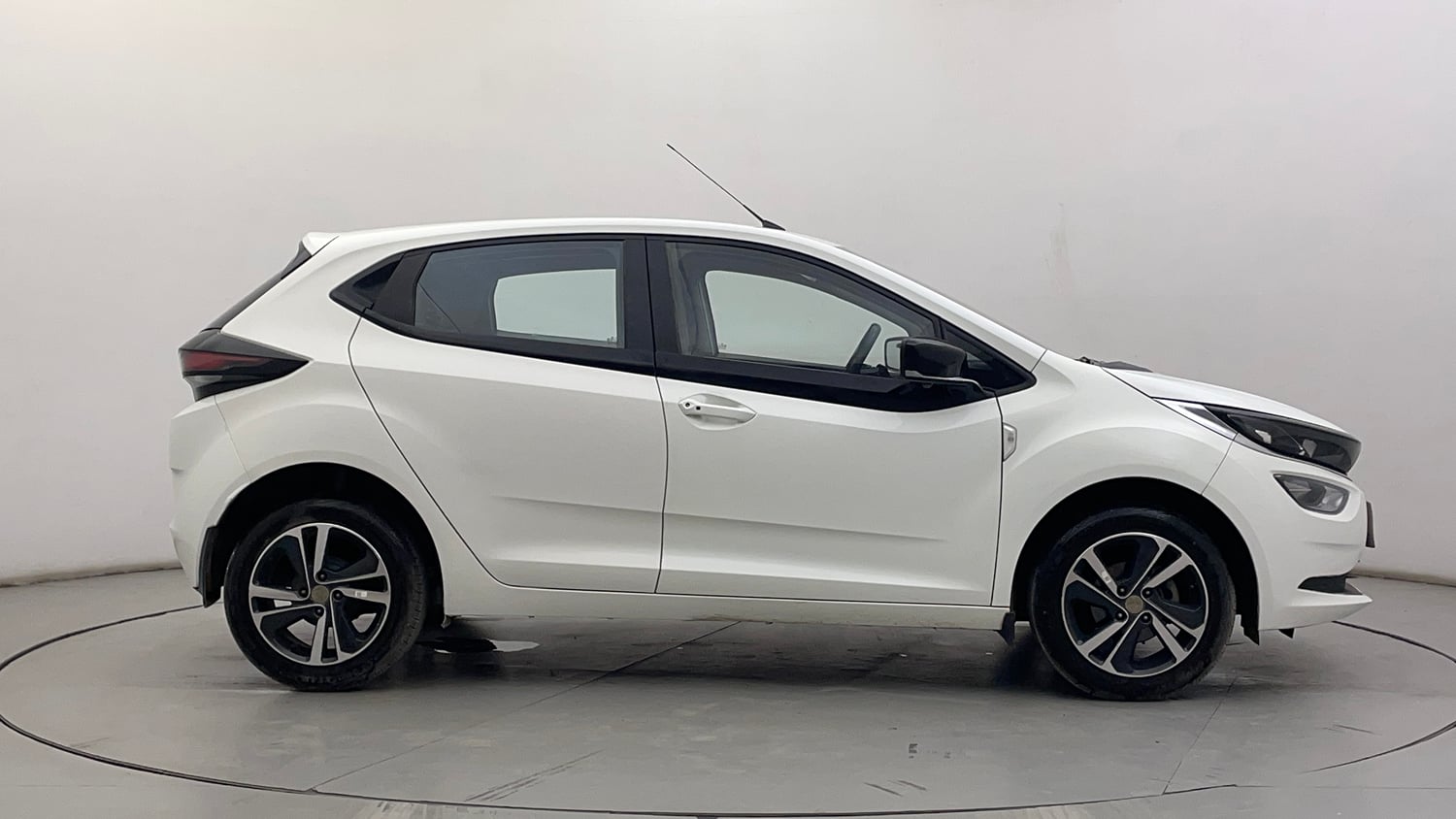 Used 2022 Tata Altroz XZA Petrol Petrol Automatic exterior RIGHT SIDE VIEW