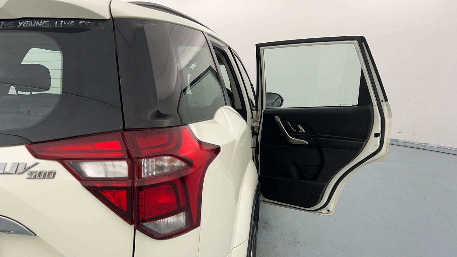 Used 2018 Mahindra XUV500 W9 Diesel Manual interior RIGHT REAR DOOR OPEN VIEW